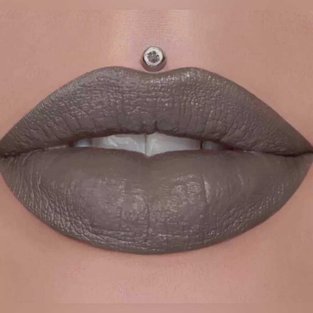 NIB Jeffree Star Velvet Trap Matte Gray Lipstick in Grave Digger
